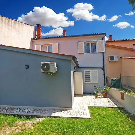 アパート Nadija 1366 *