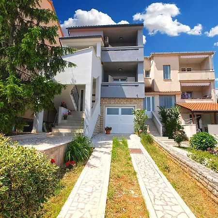 Nadija 1366 プーラ