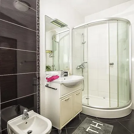 Nadija 1366 プーラ